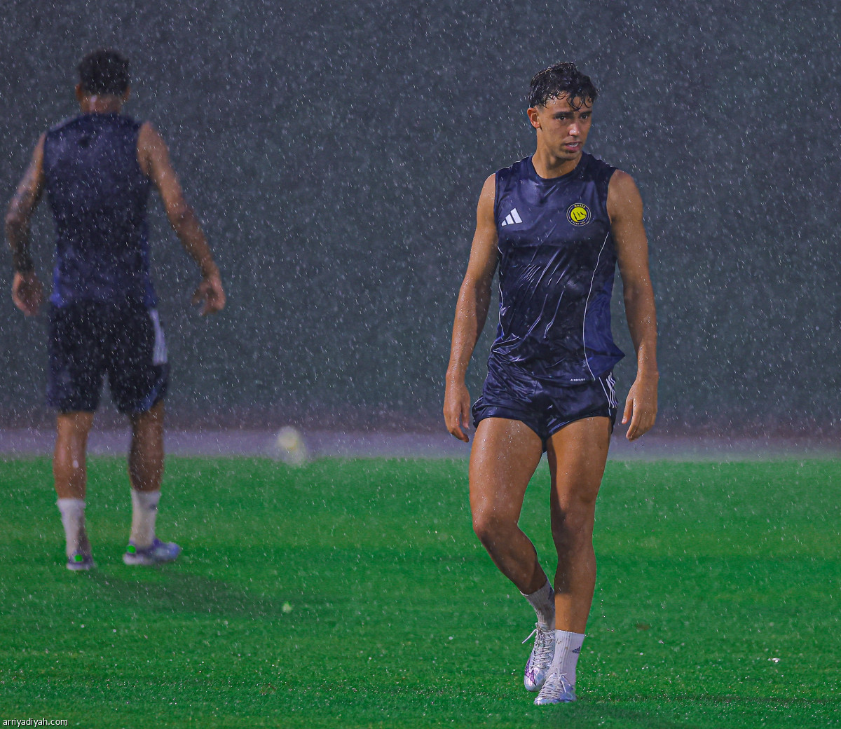 تحت الأمطار