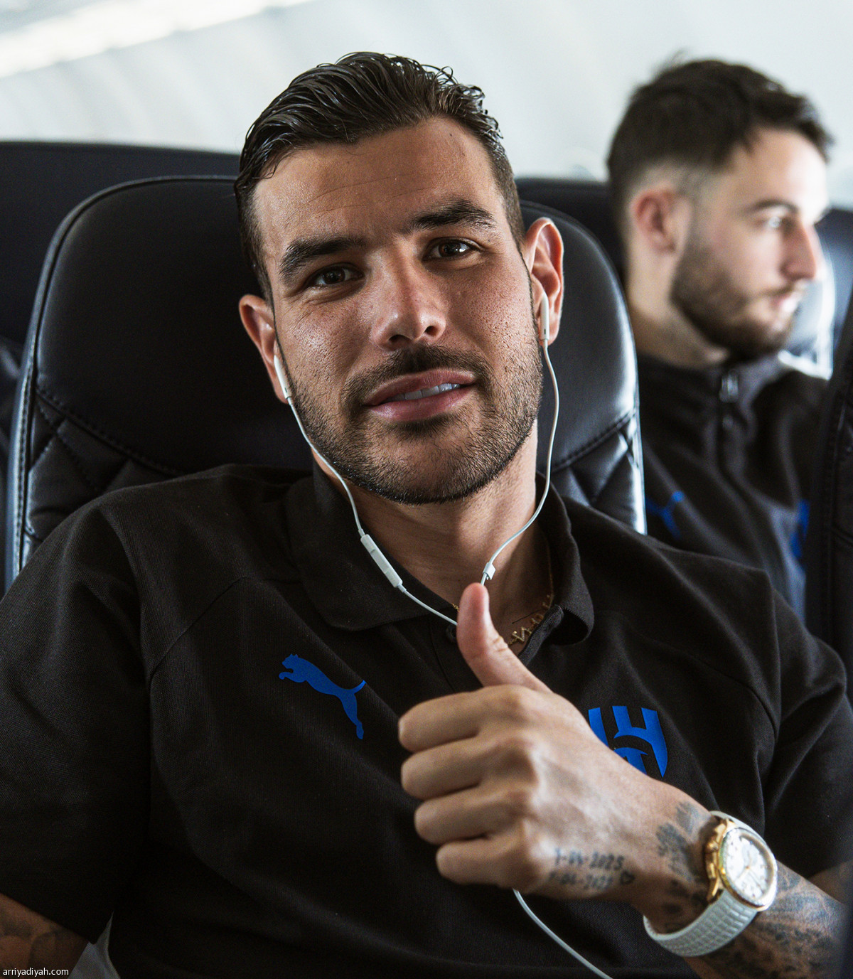 الأزرق إلى العين